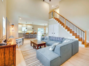 Steps to Sand: Villas Beach House w/ Decks!