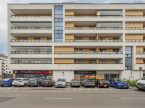 Apartment With Parking by Renters
