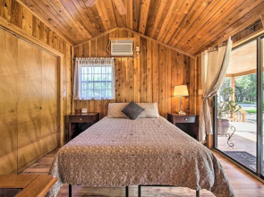 Couples Cabin w/ Luxury Deck, 1 Mi to Canyon Lake!