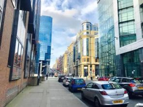 Glasgow City Centre Flat with River Views and Parking