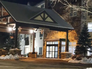 La Quinta Inn & Suites by Wyndham Lake George