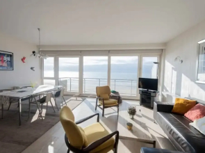 Seaview Apartment on the Beach - Free Parking