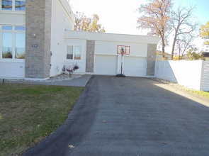 Luxury White House In Oakville Free Ev Charging