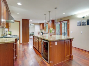 Lake-view Woodinville Retreat w/ Hot Tub + Theater