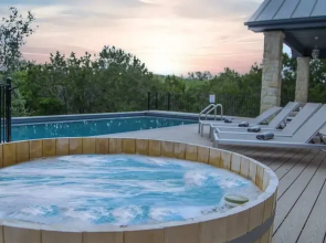 Spicewood Lodge W/pool, Hottub