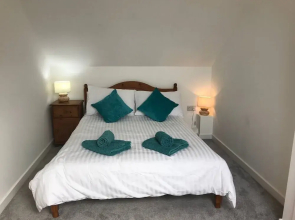 Beautiful Refurbished Home - Short Walk to the Beach