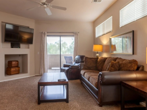 2BR Plus Ocotillo Townhome, Heated Pool, Spa, Gym