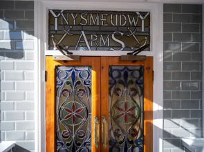 Ynys Arms