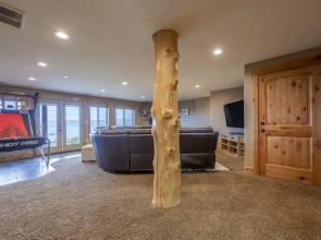 Harbor Lodge has Expansive Deck Views and Located Directly Across From the Marina!