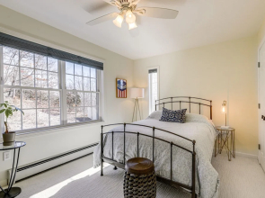 Mystic Retreat w/ Patio & Grill: Walk to River!