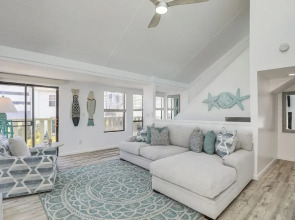 Bright & Airy Myrtle Beach Condo: 1 Block to Ocean