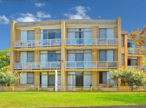 Flynns Beach Apartments 4, 41 Pacific Drive