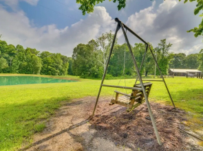 Rustic Cabin on Farm ~ 4 Mi to Kentucky Lake!