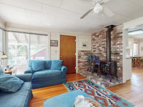 1BR Vintage Cottage, Dog-friendly, Walk to Town