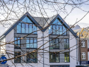 2 De Courcey House - Architect designed luxury apartment with parking, central Dartmouth