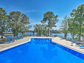 Updated Lake Daze Condo w/ Amazing Pool!