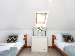 JOIVY Greenknowes Farmhouse Retreat 7 Bed With Hot Tub And Bar