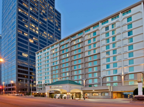 La Quinta Inn & Suites by Wyndham Downtown Conference Center