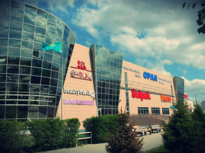 LUX 6 MKR dizajnerskaja komfortnaja studija s panoramnymi dver'mi i bol'shoj lodzhiej