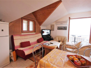 Apartment Šera - 50 m from beach: A3 Pisak, Riviera Omis