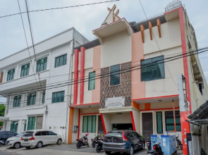 RedDoorz near Monumen Habibi Ainun