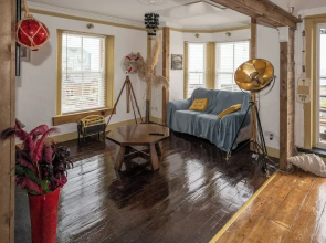 Quirky Apt - Sleeps 6 - Coastal Area - Parking