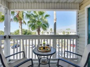 Walk to Golf Course & Beach: Modern Destin Condo