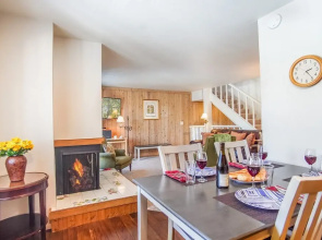 Bonne Vie 2247 Sunny & Spacious 4 Bedroom Condo in the Heart of Elkhorn Village
