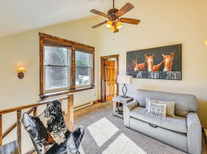 Duplex in Quiet Family Neighborhood 1 Mi to Skiing