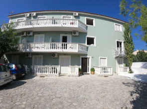 Casa Del Mar Suites & Apartments