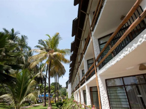 Travellers Beach Hotel & Club