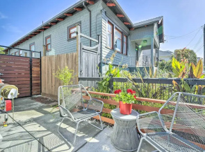 Sunny Oakland Retreat w/ Patio & Cute Garden!
