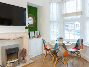 Air Host and Stay - Daisy House - Large 3 bedroom sleeps 8 10 minutes from city centre