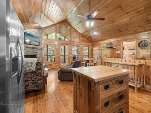 Margaret Hollow 2 Bedroom Cabin by RedAwning