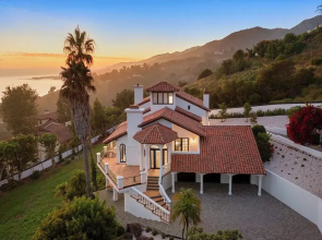 Villa Costera - Tree-lined Tranquility: 3-level Entertainer's Dream