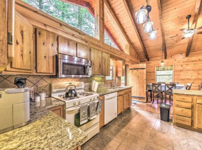 Updated Ruidoso Cabin w/ Spacious Deck & View