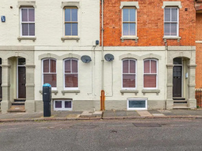 LARGE Town Centre Townhouse for Work and Leisure inc Private Parking by ComfyWorkers