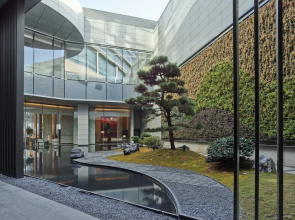 HUALUXE Nanjing Yangtze River by IHG