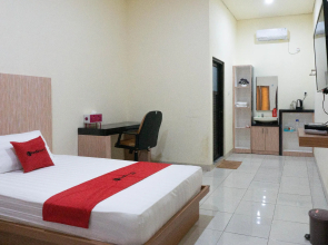 RedDoorz Syariah near Sultan Muhammad Kaharuddin Airport