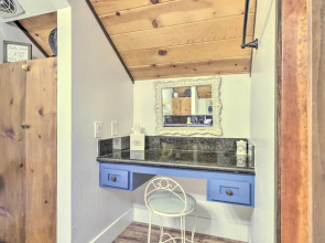Walk Downtown: Arnold Cabin w/ Large Deck!