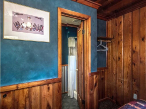 Apache Village 1, Queen Bed, Midtown, Pet Friendly, Sleeps 2