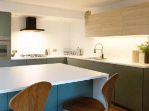 Stylish 2 bedroom apartment with home office, near SEC & Hydro