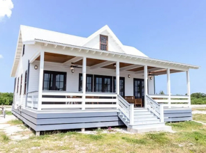 Athena's Mahogany House by the Bay 4 Bedroom/2 Bathroom