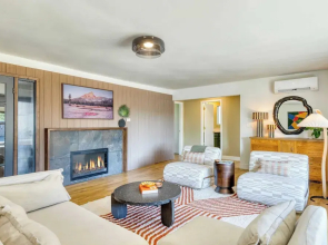 Walk to Beach & Shops Fireplace, Patio Dining & Firepit at Manzanita Ave