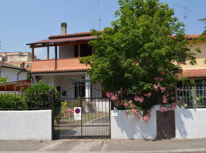 Spacious House near Beach with Private Garden & Interior Car Park