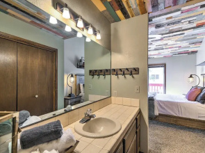 Wooded Retreat w/ Deck: 4 Mi to Downtown Flagstaff