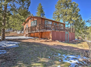 Cabin w/ Mtn Views - 5 Mi to Mueller State Park!