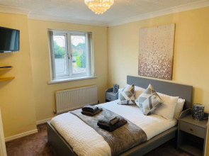Cozy Derby 4 Bed, Sleeps 7, Hot Tub & Games Room