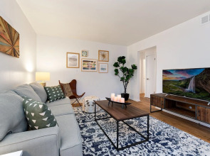 Couple’s Getaway | Dog Friendly, Bike to Old Town!