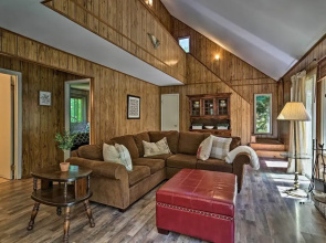 Cozy Tobyhanna Cabin w/ Hot Tub + Resort Amenities